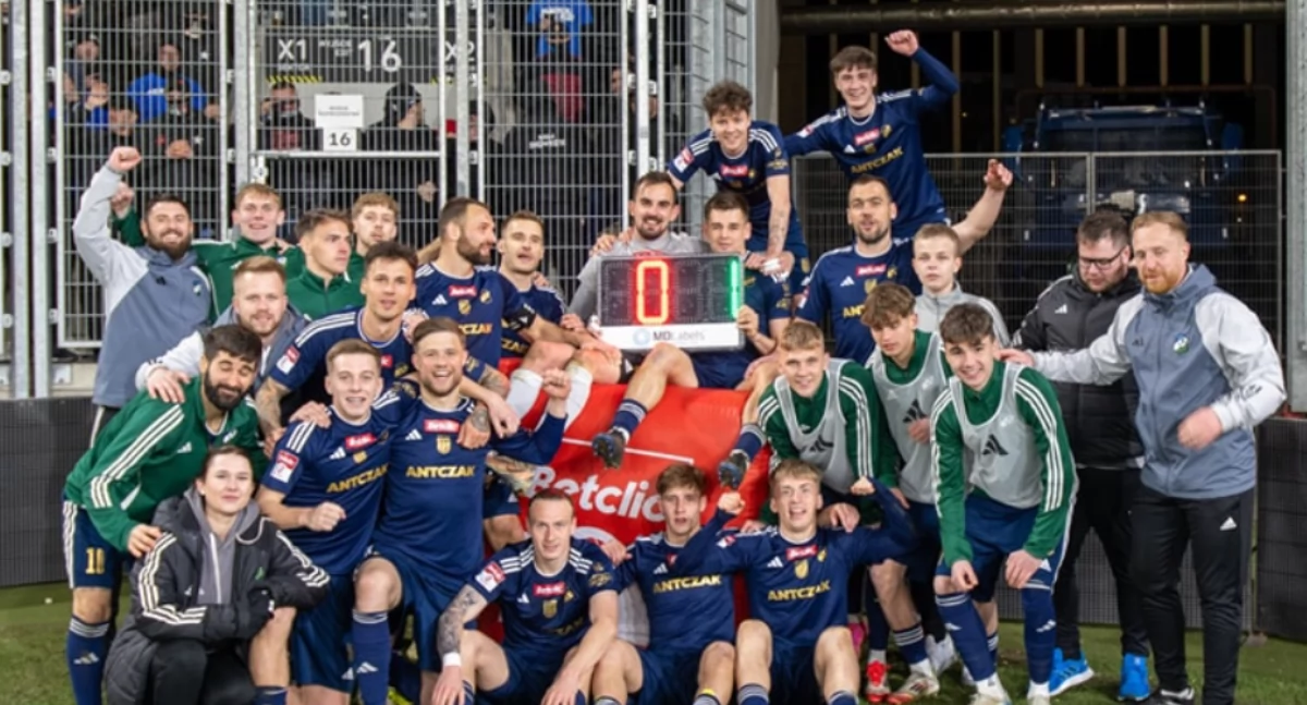 Piłka nożna, Krakowiak zatrzymał Zagłębie wygrał Sosnowcu - zdjęcie, fotografia