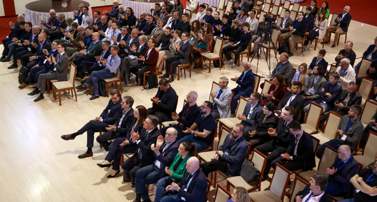 Transport, Wykluczający antyprzemysłowy nieefektywny nieintermodalny niegospodarny dywersyjny antyunijny czyli kongresowe wnioski sprawie szybkiej kolei zarząd chwali projekt - zdjęcie, fotografia