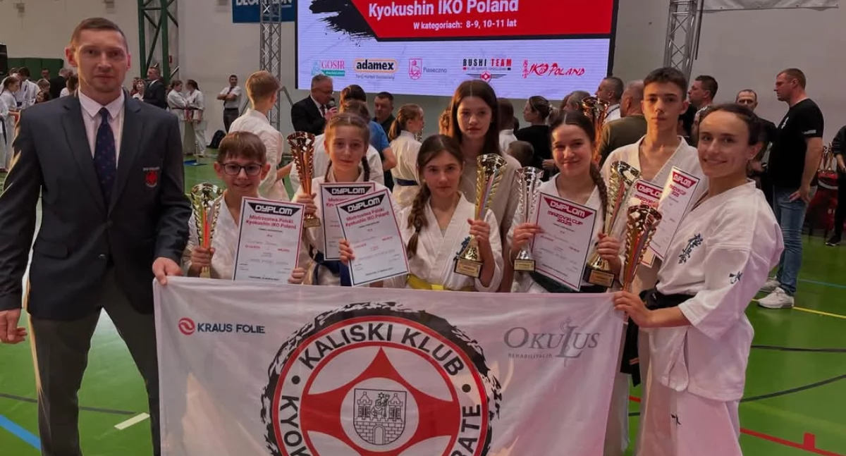 Sporty Walki, Mistrzowskie trofea karateków - zdjęcie, fotografia