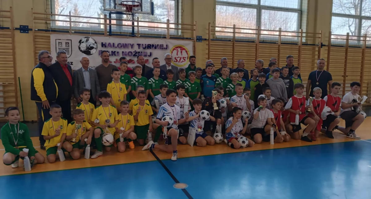 Piłka nożna, „Dziesiątka” triumfuje „Goli” - zdjęcie, fotografia