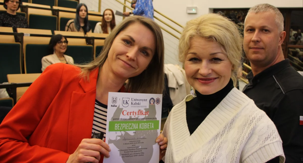 Ciekawostki, „Bezpieczna Kobieta” certyfikaty rozdane - zdjęcie, fotografia
