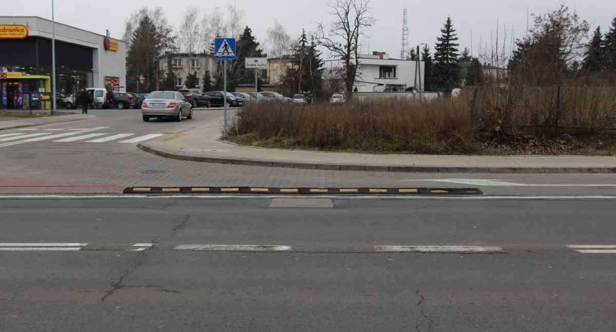 Drogownictwo, Uliczny dziwoląg wjeździe „Biedronki” Majkowie tylko czekać kolizje - zdjęcie, fotografia