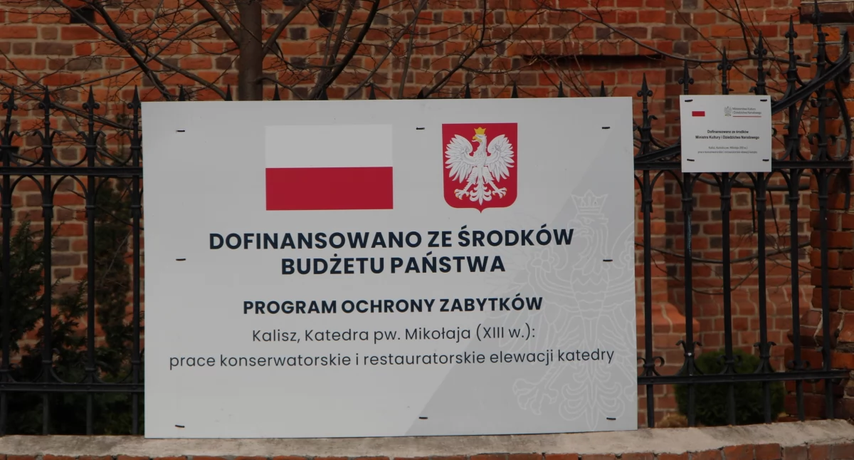 Miejski krajobraz, Bałwochwalcze tablice szpecą kaliskie zabytki tylko - zdjęcie, fotografia