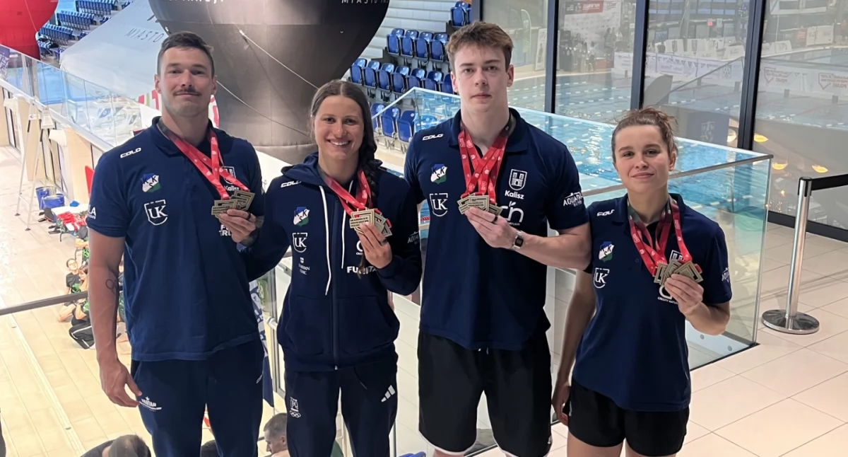 Pływanie, Kaliscy studenci wpływali podium - zdjęcie, fotografia