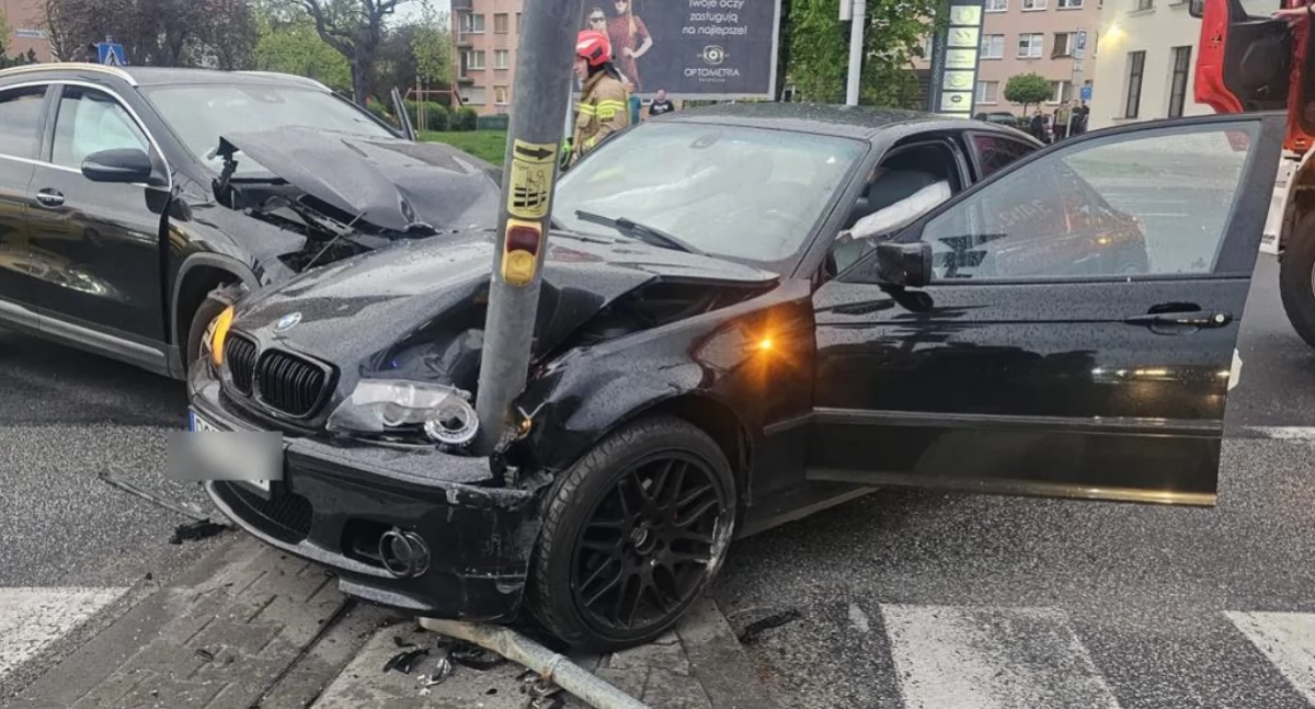 Wypadki drogowe, Groźna kolizja Galerii Amber latka wjechała czerwonym świetle - zdjęcie, fotografia