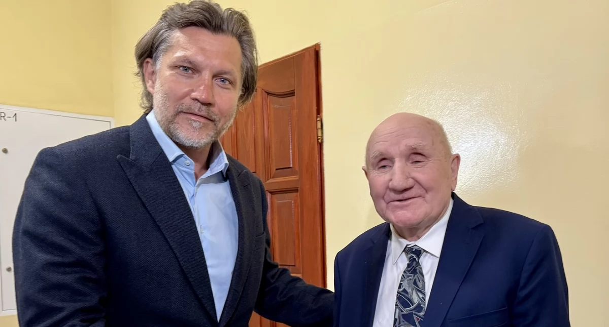 Szkoły i edukacja, Senior wśród maturzystów - zdjęcie, fotografia