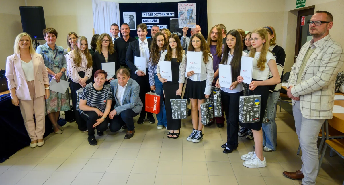 Szkoły i edukacja, Uczniowie uczennice pisali sztucznej inteligencji - zdjęcie, fotografia