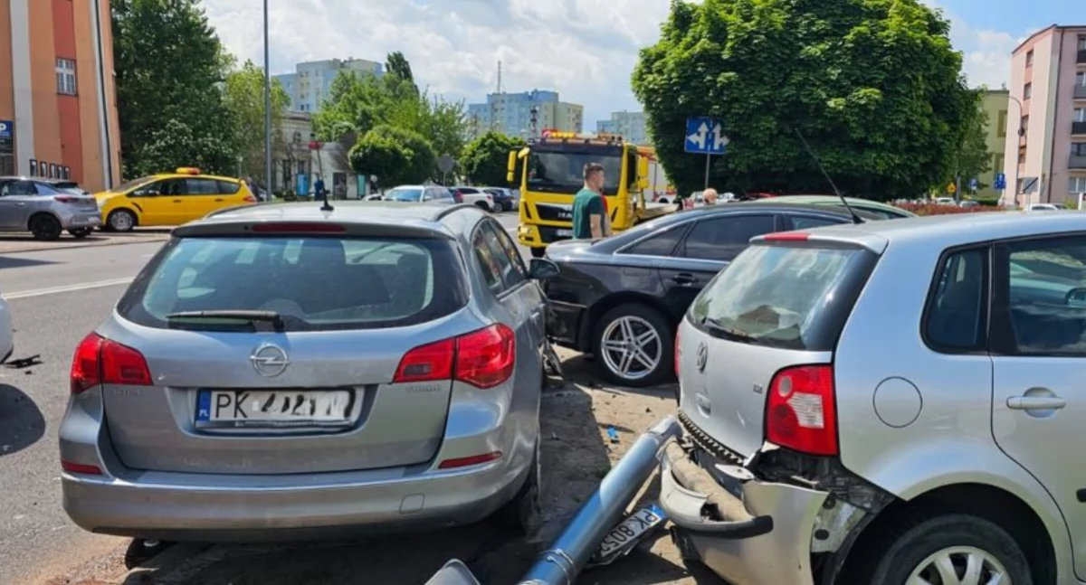 Wypadki drogowe, Uszkodzonych pięć latarnia Jeden kierowców pijany - zdjęcie, fotografia