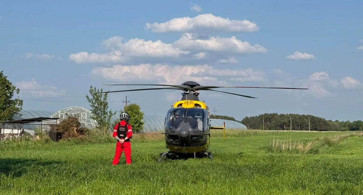 Wypadki drogowe, letnia rowerzystka potrącona przez ciężarówkę - zdjęcie, fotografia