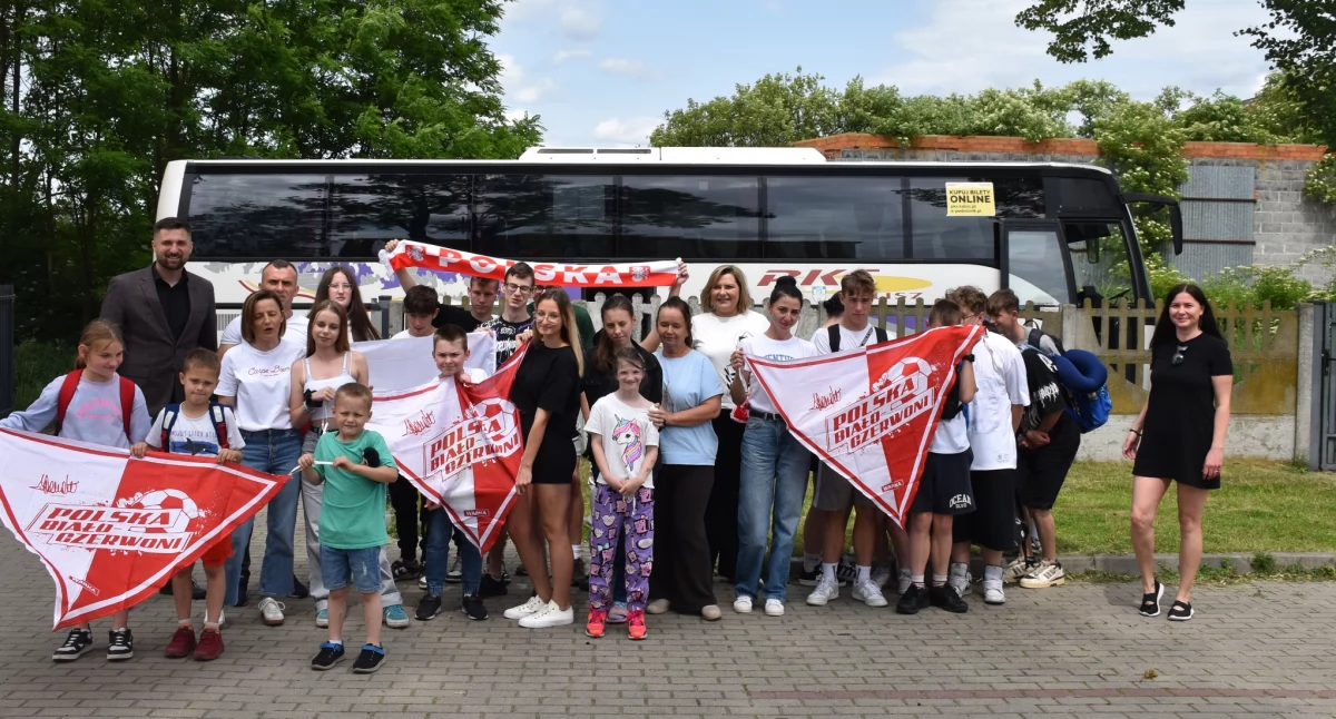 Piłka nożna, Młodzież domów dziecka powiatu kaliskiego była meczu Biało Czerwonych - zdjęcie, fotografia