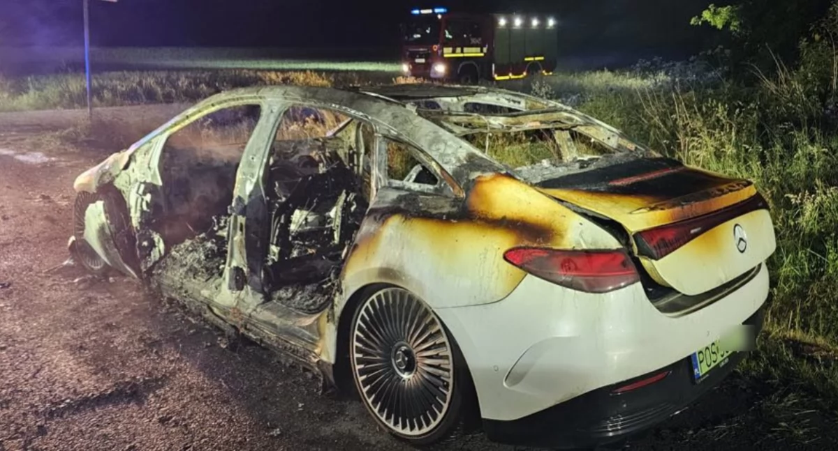 Pożary - interwencje Straży Pożarnej, Pożar elektrycznego mercedesa - zdjęcie, fotografia