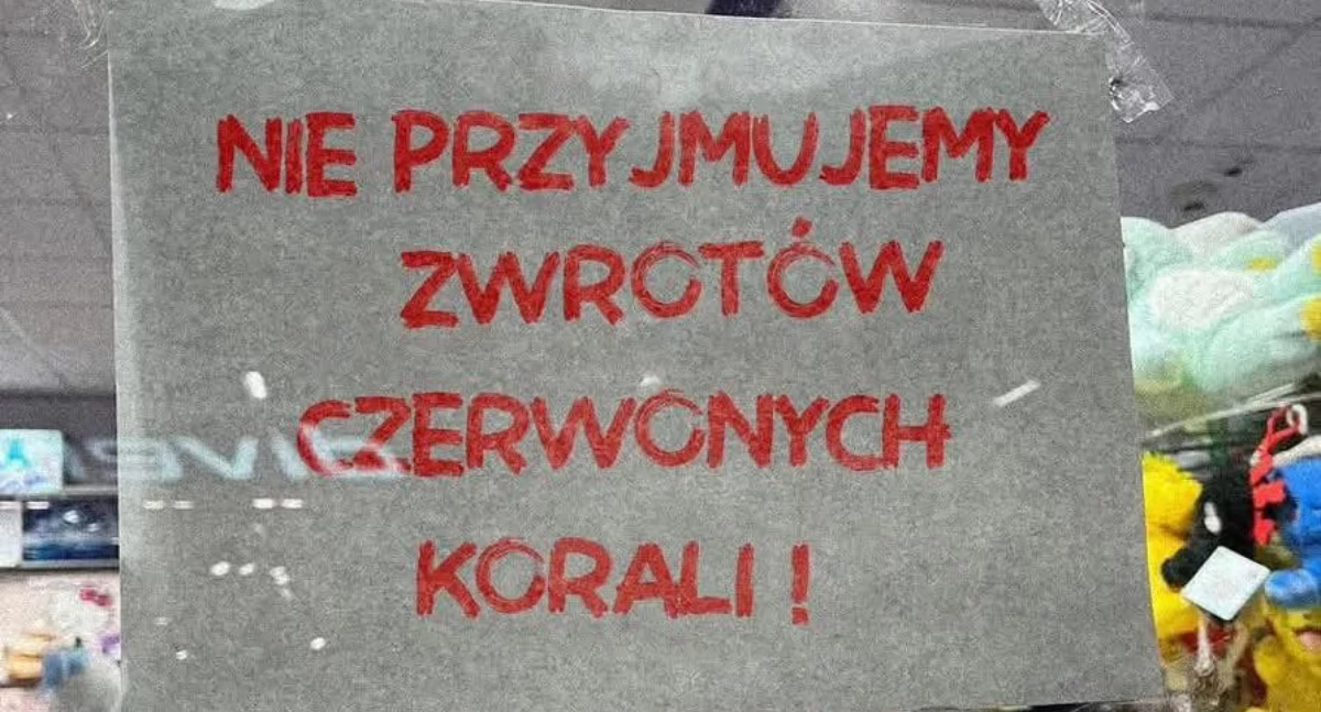 Polityka, Felieton Czerwone korale czerwone betonowi komuniści - zdjęcie, fotografia