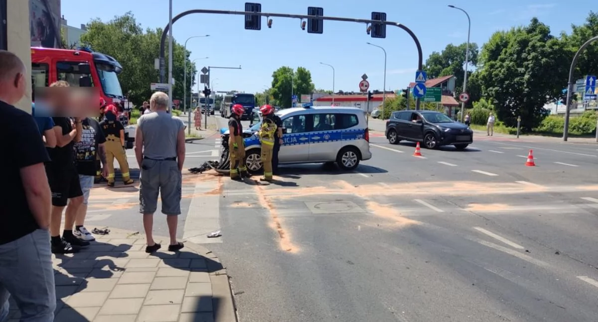 Wypadki drogowe, Radiowóz sygnale zderzył osobówką - zdjęcie, fotografia