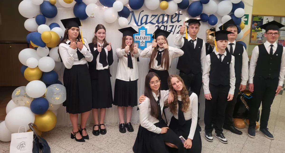 Szkoły i edukacja, czwartku uczniowie absolwenci „Nazaretu” - zdjęcie, fotografia