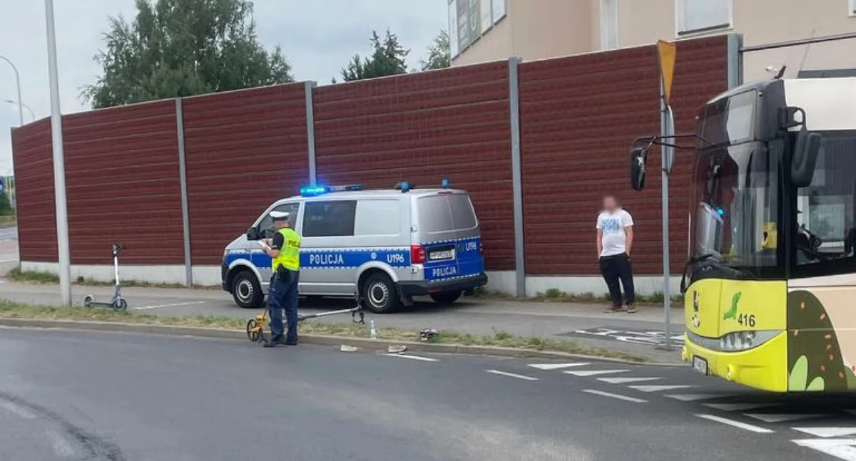 Wypadki drogowe, Elektryczną hulajnogą wjechała samochód - zdjęcie, fotografia