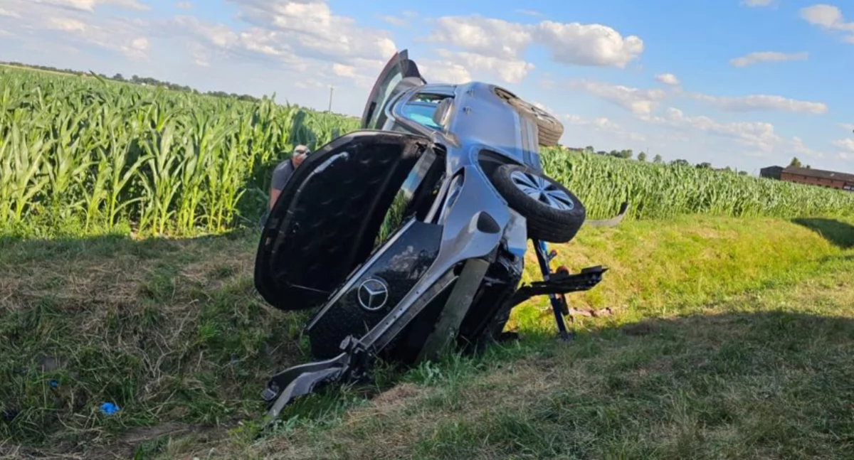 Wypadki drogowe, Zderzenie mercedesa Poszkodowane osoby dziecko - zdjęcie, fotografia