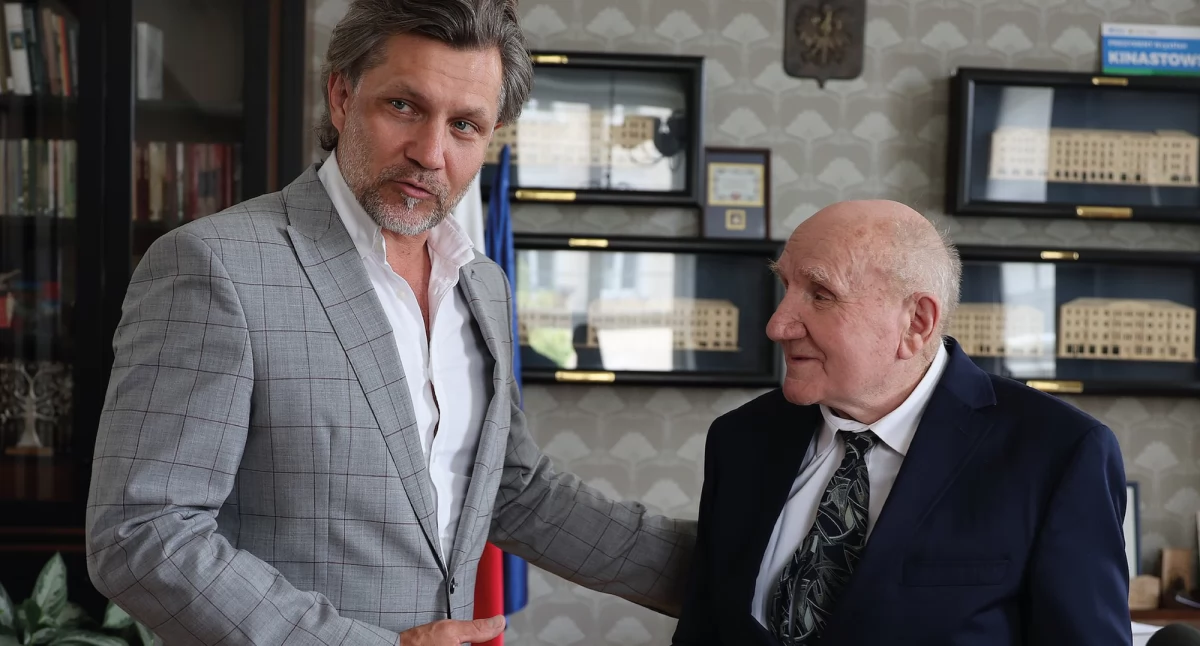 Szkoły i edukacja, Prezydent Kalisza wręczył Józefowi Perudze Honorowe Świadectwo Dojrzałości - zdjęcie, fotografia