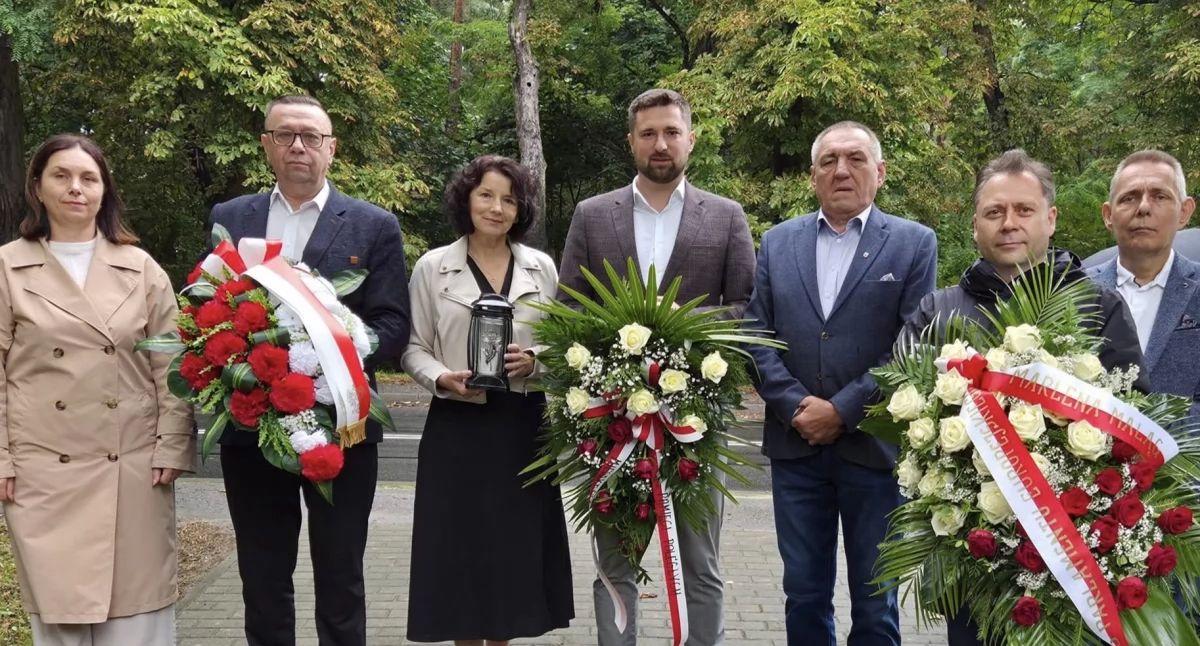 Region, Brzezinach oddali hołd poległym wojnie zamordowanym mieszkańcom polskich - zdjęcie, fotografia