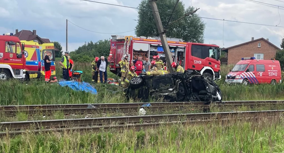 Wypadki drogowe, Dramat przejeździe kolejowym Samochód zderzył pociągiem - zdjęcie, fotografia