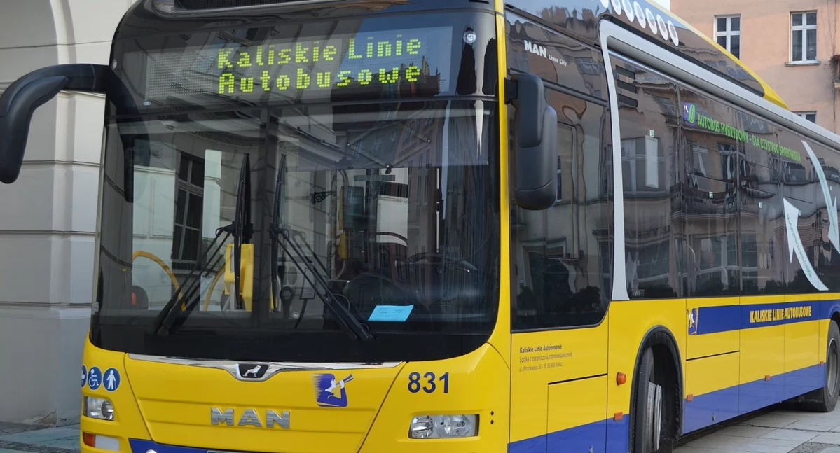 Administracja , Zmiany kursowaniu autobusów - zdjęcie, fotografia