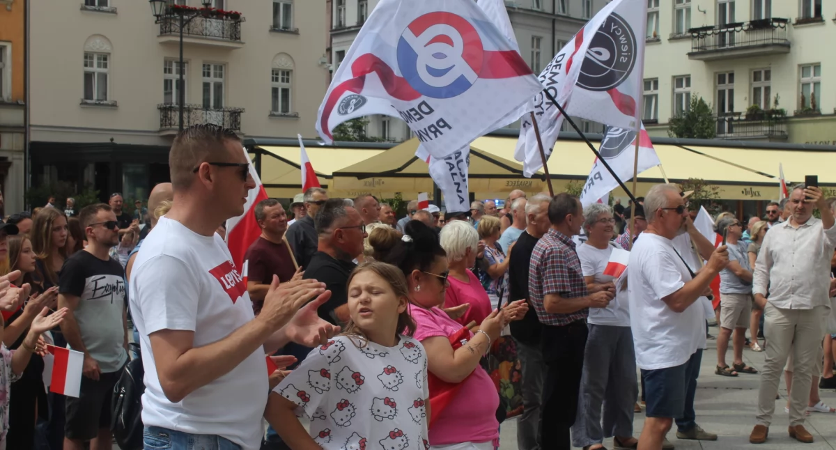 Polityka, chcemy Paryża Berlina Sztokholmu Wielki protest kaliskich patriotów przed ratuszem - zdjęcie, fotografia