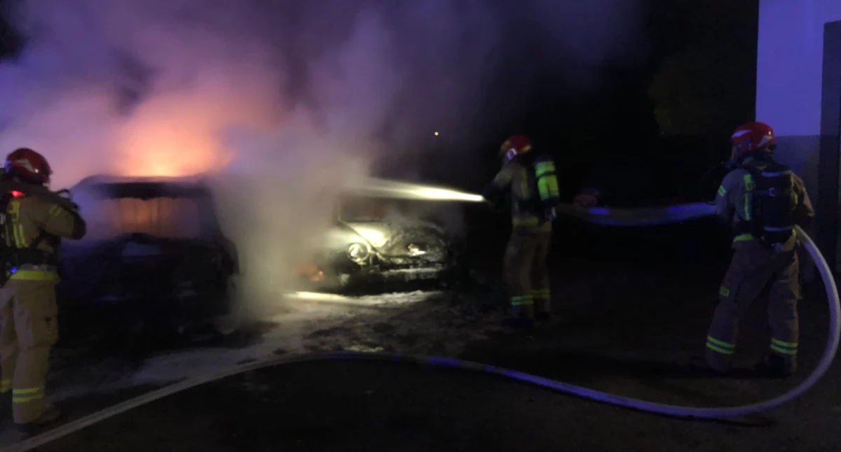 Pożary - interwencje Straży Pożarnej, Nocny pożar samochodów Dobrzeckiej spłonęły doszczętnie - zdjęcie, fotografia