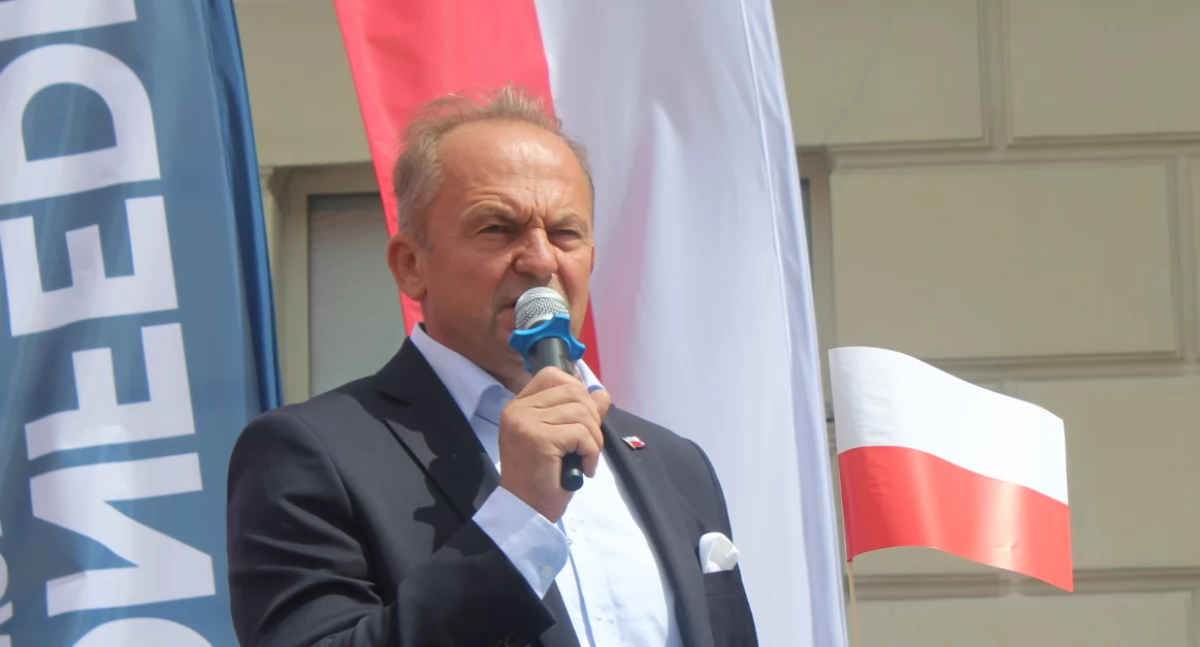 Andrzej Kuświk podczas wiecu Konfederacji przed kaliskim ratuszem