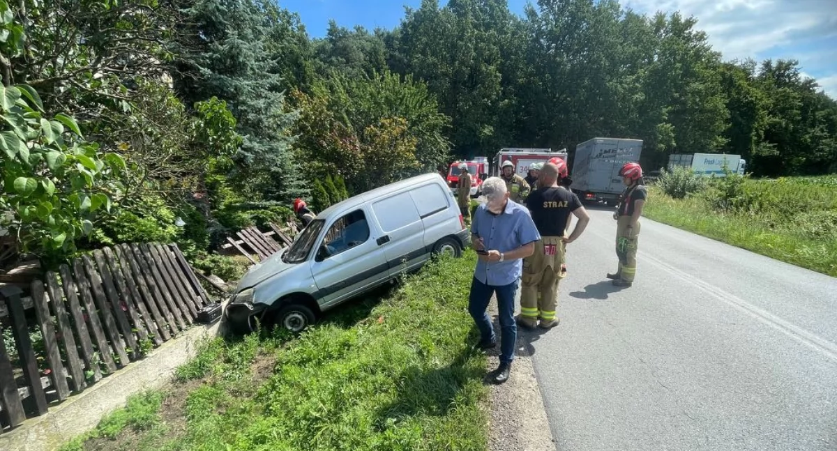 Wypadki drogowe, Tragiczny wypadek miejscowości Zbiersk Kolonia Kierowcy udało uratować - zdjęcie, fotografia