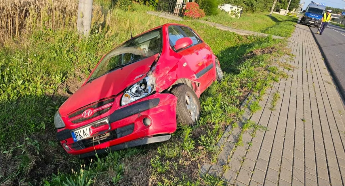 Wypadki drogowe, Wsiadł kierownicę pijany zakończył jazdę rowie - zdjęcie, fotografia
