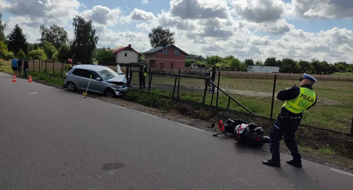 Wypadki drogowe, Zderzenie osobówki skuterem Poszkodowana kobieta - zdjęcie, fotografia