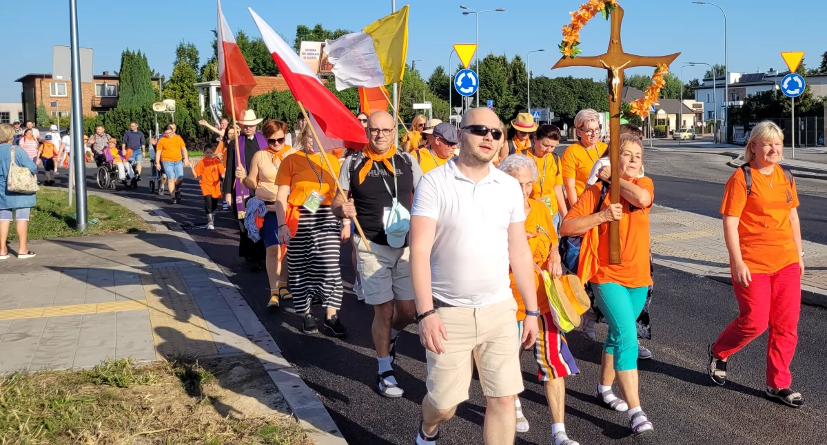 Kościoły, Kaliska pielgrzymka wyruszyła Jasną Górę - zdjęcie, fotografia