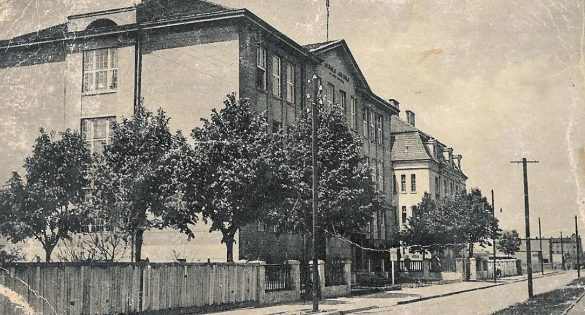 Szkoły i edukacja, Witaj szkoło wcześniej pięć godzin stania kolejce „wiedzę” - zdjęcie, fotografia