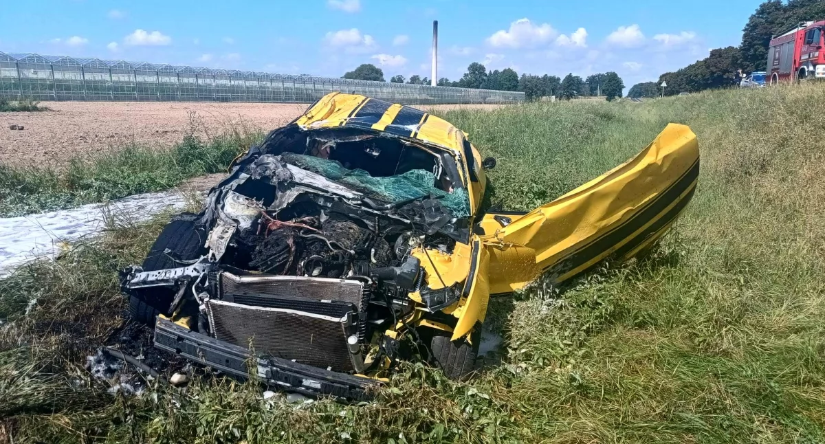 Wypadki drogowe, Mustang wpadł dachował stanął płomieniach Kierowca pijany - zdjęcie, fotografia