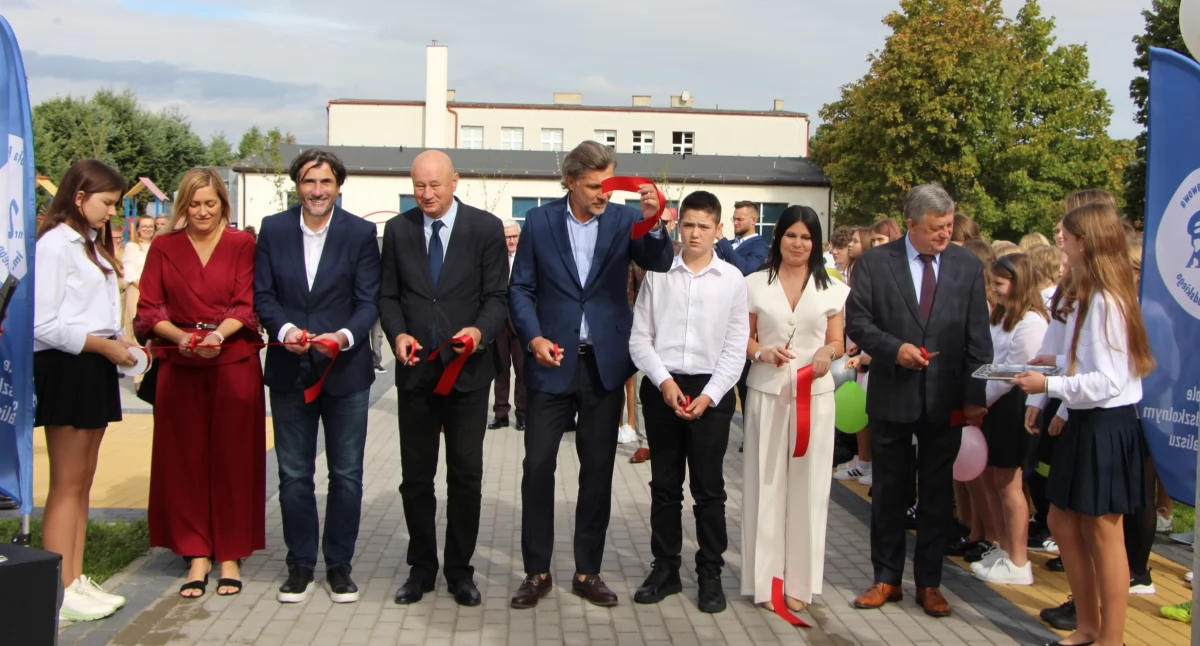 Szkoły i edukacja, Spełnione marzenie boisko sportowe otwarte - zdjęcie, fotografia