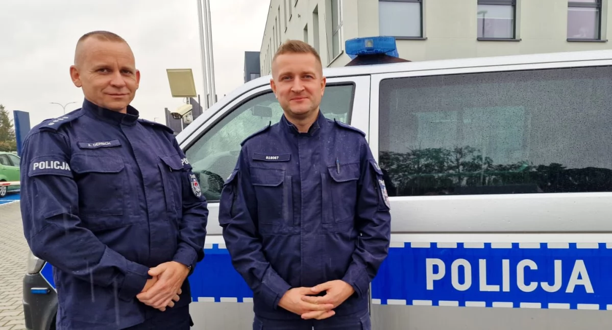 Pożary - interwencje Straży Pożarnej, Policjanci ratowników strażaków - zdjęcie, fotografia
