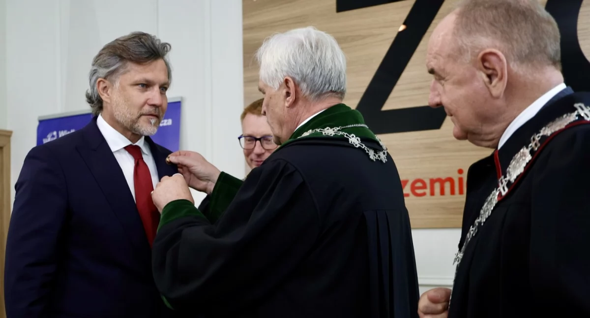Administracja , Prezydent Kalisza odznaczony zasługi rozwoju rzemiosła wielkopolskiego - zdjęcie, fotografia