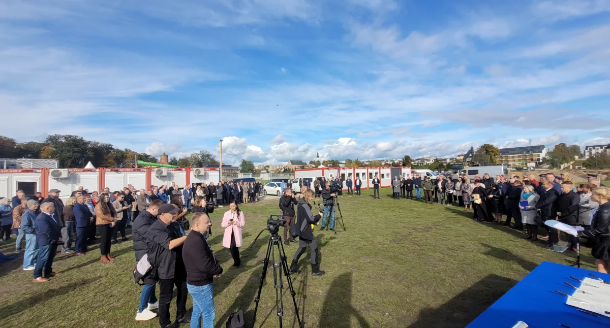 Inwestycje, Kamień węgielny nowwą letnią strefę Uniejów Start rozbudowy - zdjęcie, fotografia