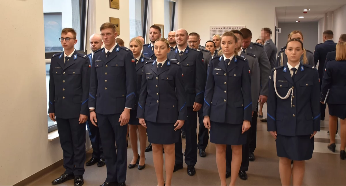 Policja - komunikaty , Awanse wyróżnienia kaliskich policjantów - zdjęcie, fotografia