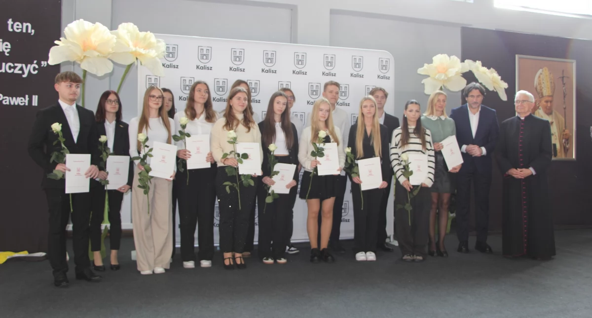 Szkoły i edukacja, Stypendia Pawła wręczone - zdjęcie, fotografia