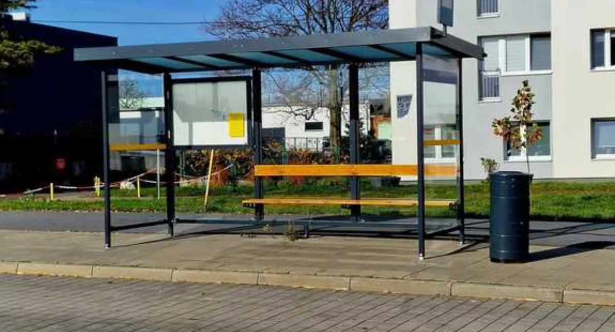 Kronika Kryminalna, letni wandal zniszczył wiatę przystankową Policjanci namierzyli dzięki nagraniu - zdjęcie, fotografia