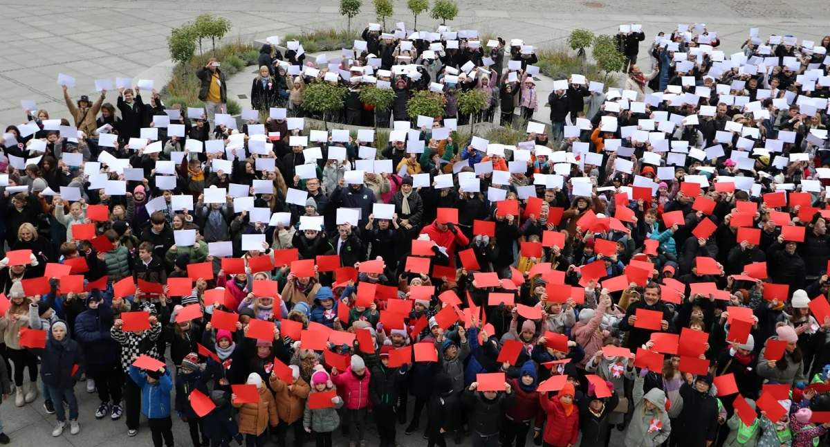 Święta i uroczystości , Żywa flaga narodowa Głównym Rynku! - zdjęcie, fotografia