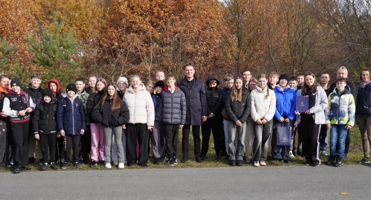 Region, gminie Stawiszyn sadzono drzewa miododajne - zdjęcie, fotografia