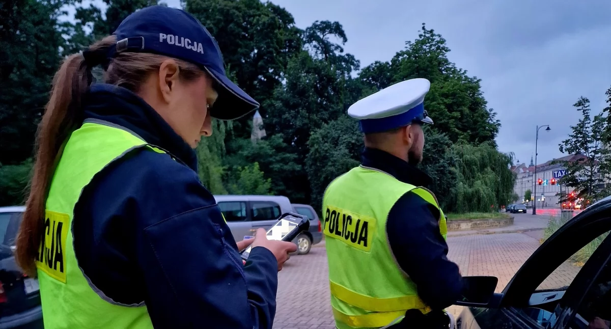 Policja - komunikaty , Wsiadła kierownicę pomimo braku uprawnień Kaliszanka wpadła podczas kontroli - zdjęcie, fotografia
