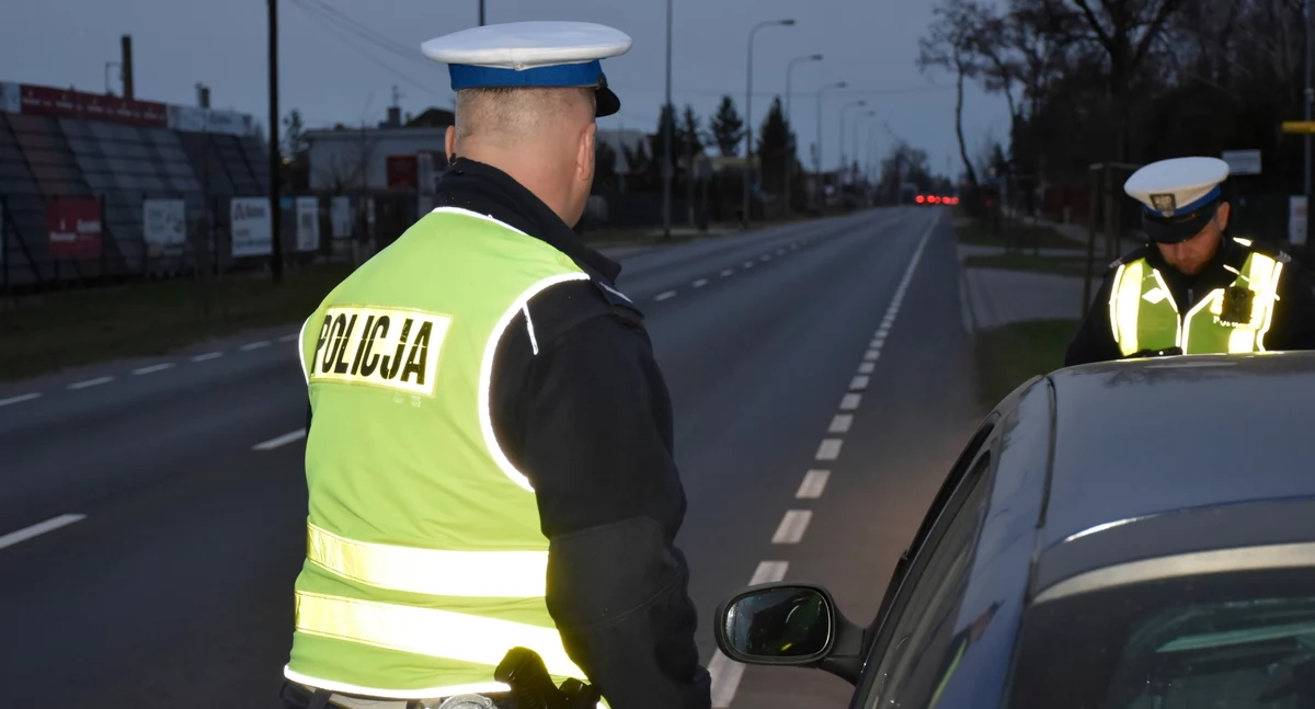 Wpadł, bo jechał bez świateł mijania. A to był dopiero początek