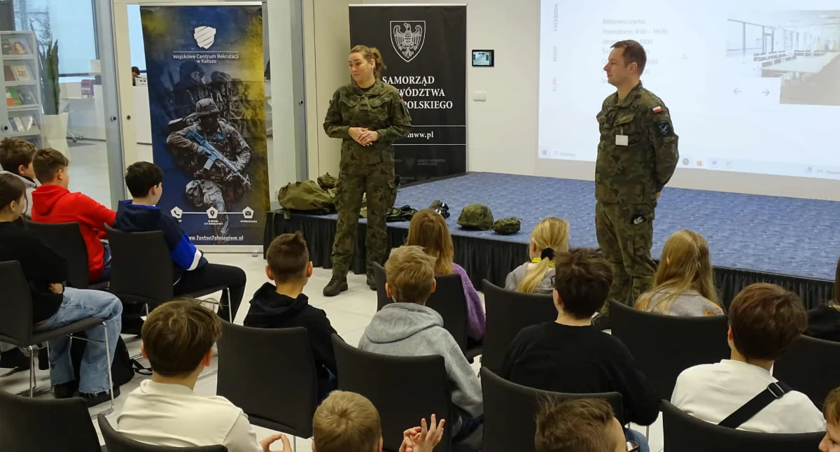 Szkoły i edukacja, Spotkanie uczniów żołnierzami Kaliszu Książnicy Pedagogicznej - zdjęcie, fotografia