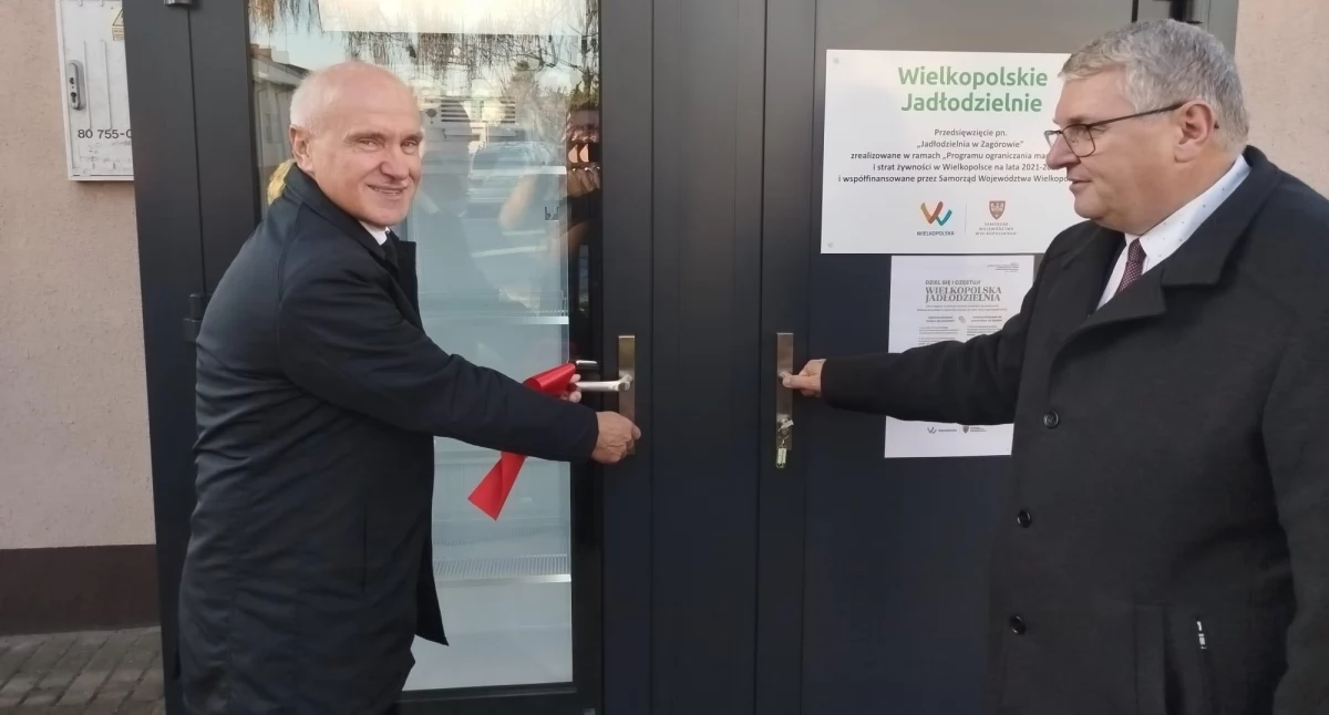 Otwarcie jadłodzielni w Zagórowie która została dofinansowana przez Samorząd Województwa Wielkopolskiego. Na zdjęciu od prawej: Krzysztof Grabowski - Wicemarszałek Województwa Wielkopolskiego i Roman Kulterman – Burmistrz Gminy Zagórów 