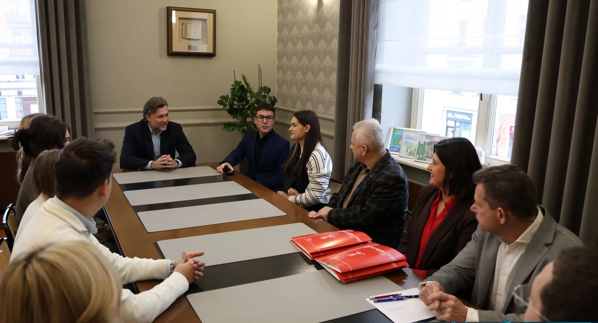 Administracja , Młodzi kaliszanie otrzymali klucze mieszkań - zdjęcie, fotografia