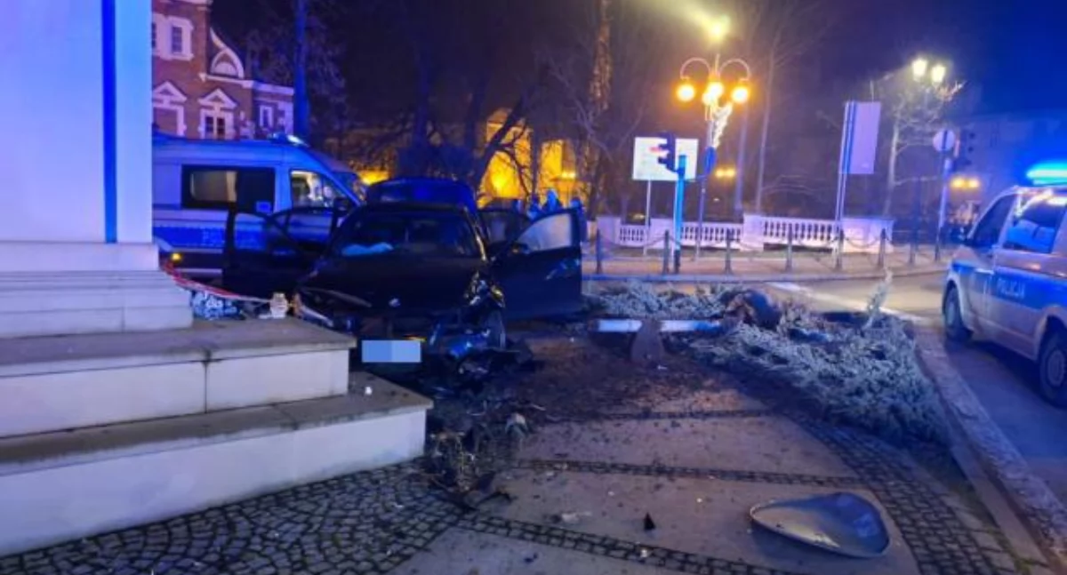 Wypadki drogowe, latek roztrzaskał pomniku Józefa Piłsudskiego - zdjęcie, fotografia