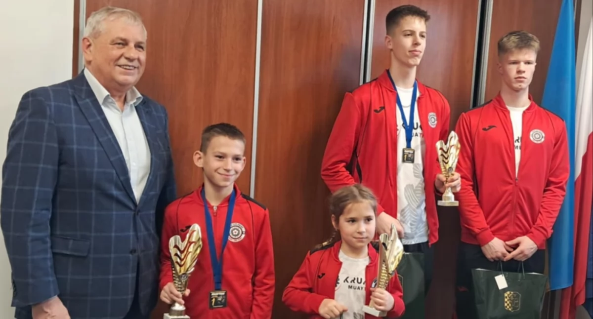 Region, Młodzi zawodnicy Muaythai wizytą wójta gminy - zdjęcie, fotografia