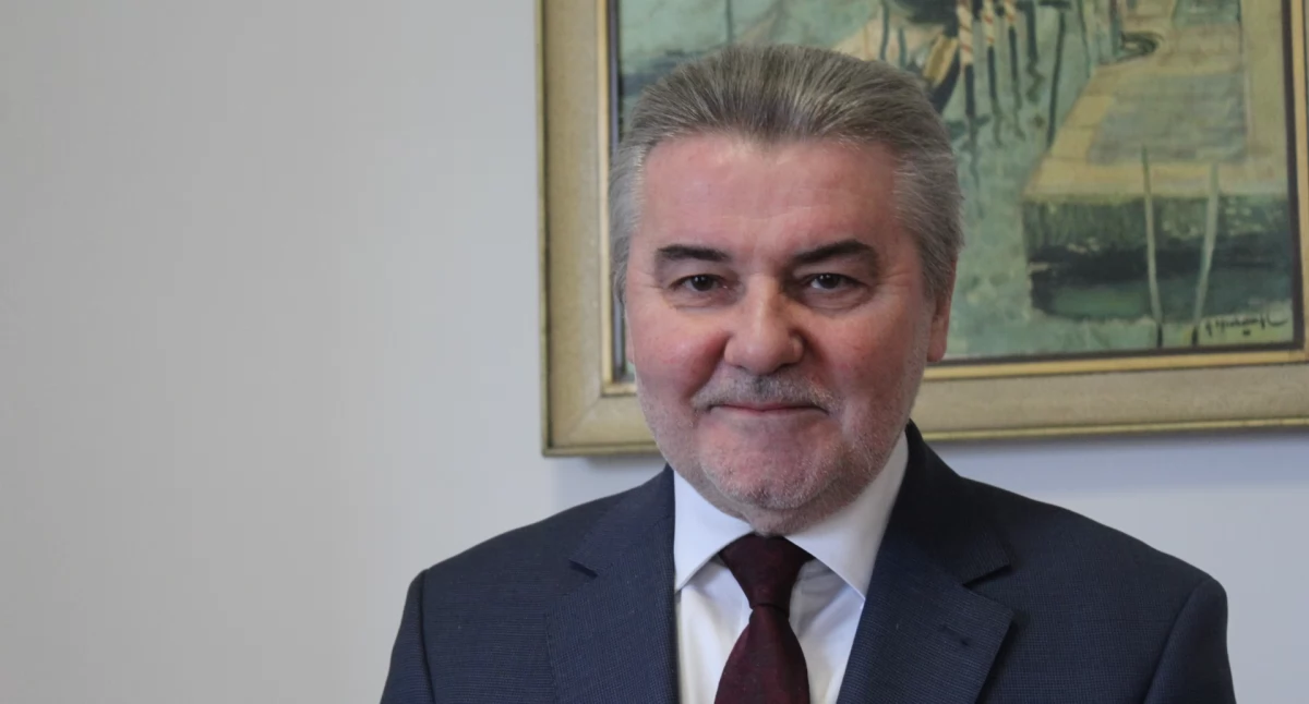 Polityka, Senator Janusz Pęcherz broni projektu budżetu - zdjęcie, fotografia